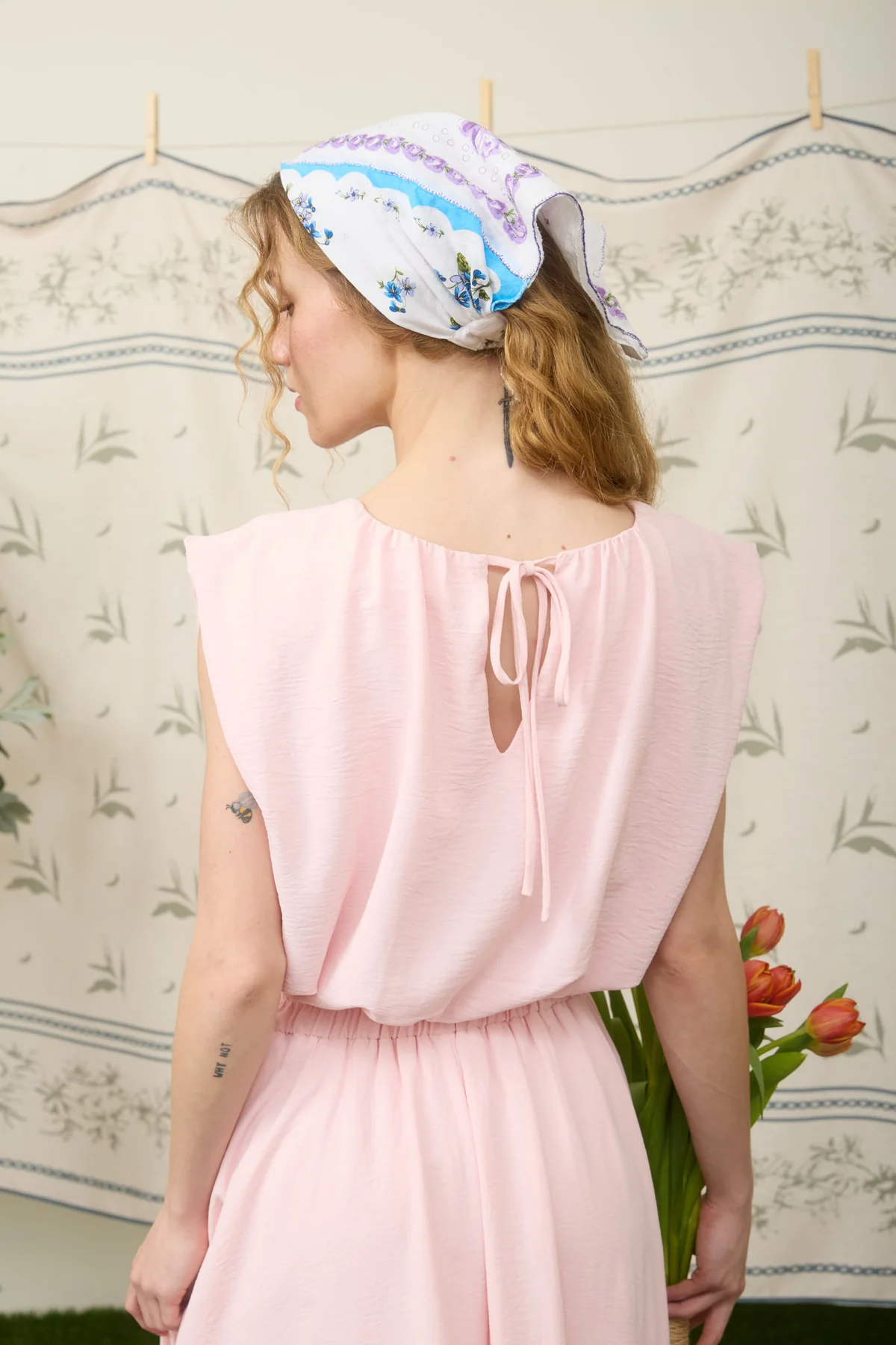 SLEEVELESS BALLOON CROP TOP