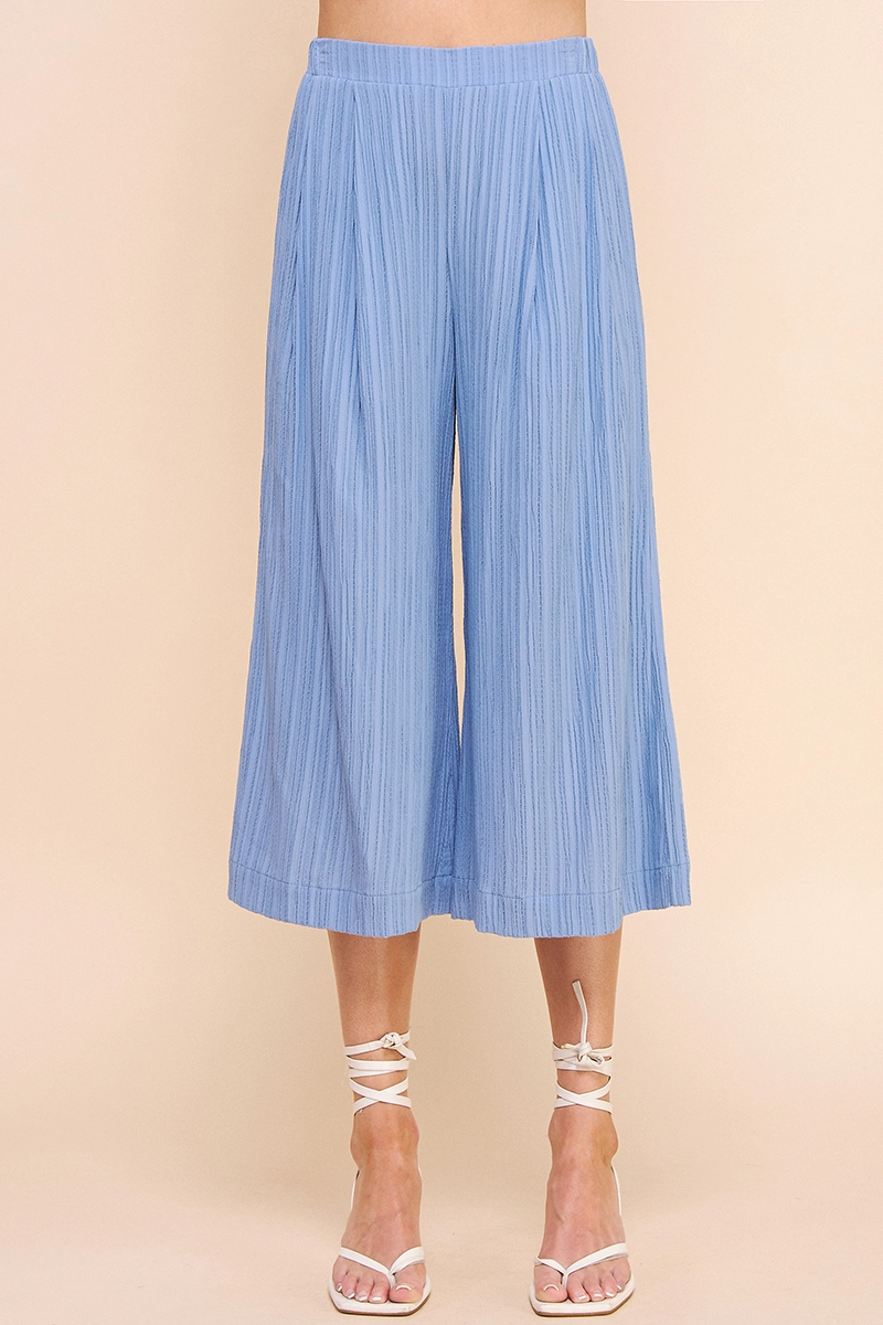 TEXTURED WOVEN PLEATED CAPRI
