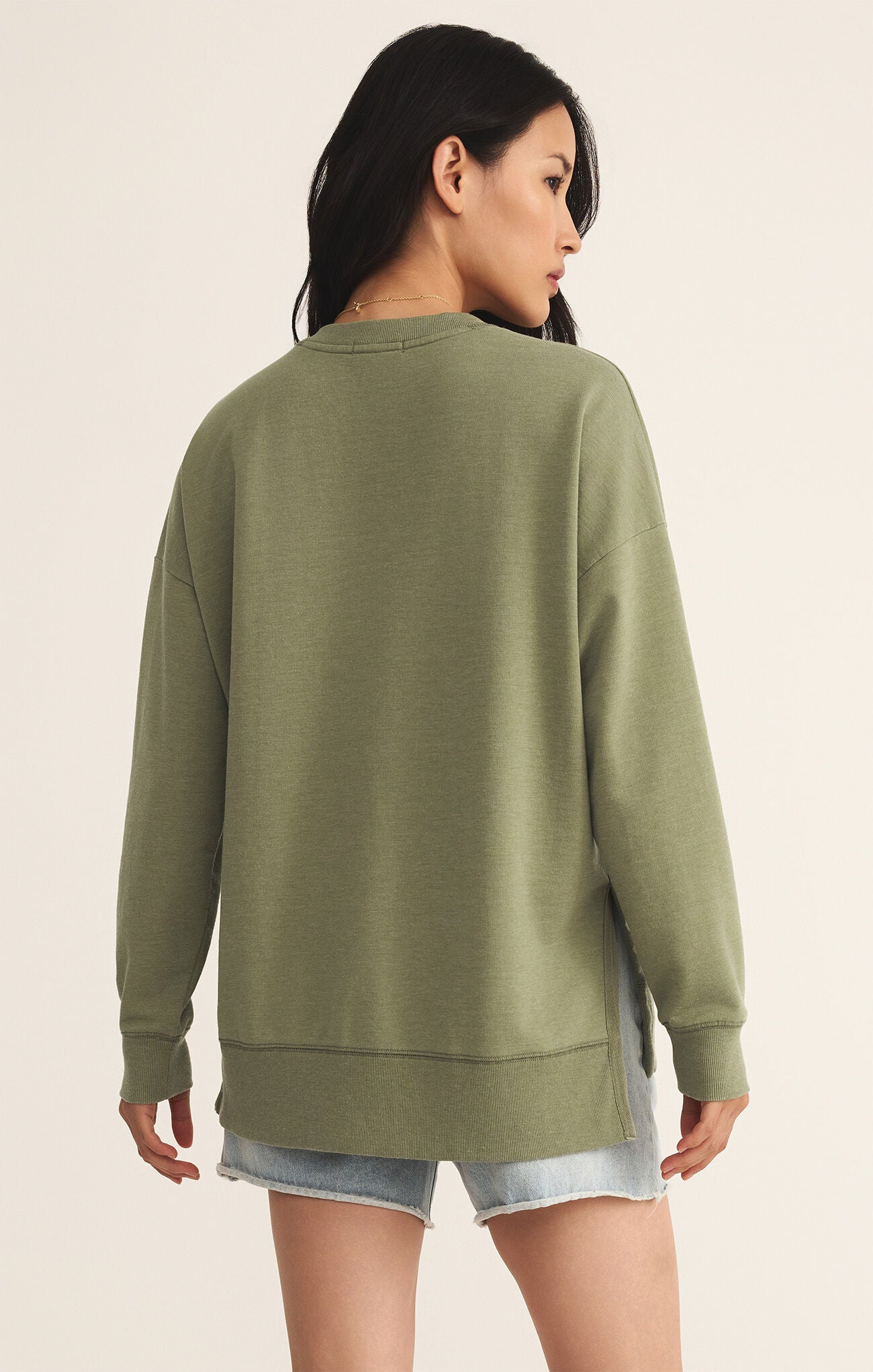 MODERN V-NECK WEEKENDER