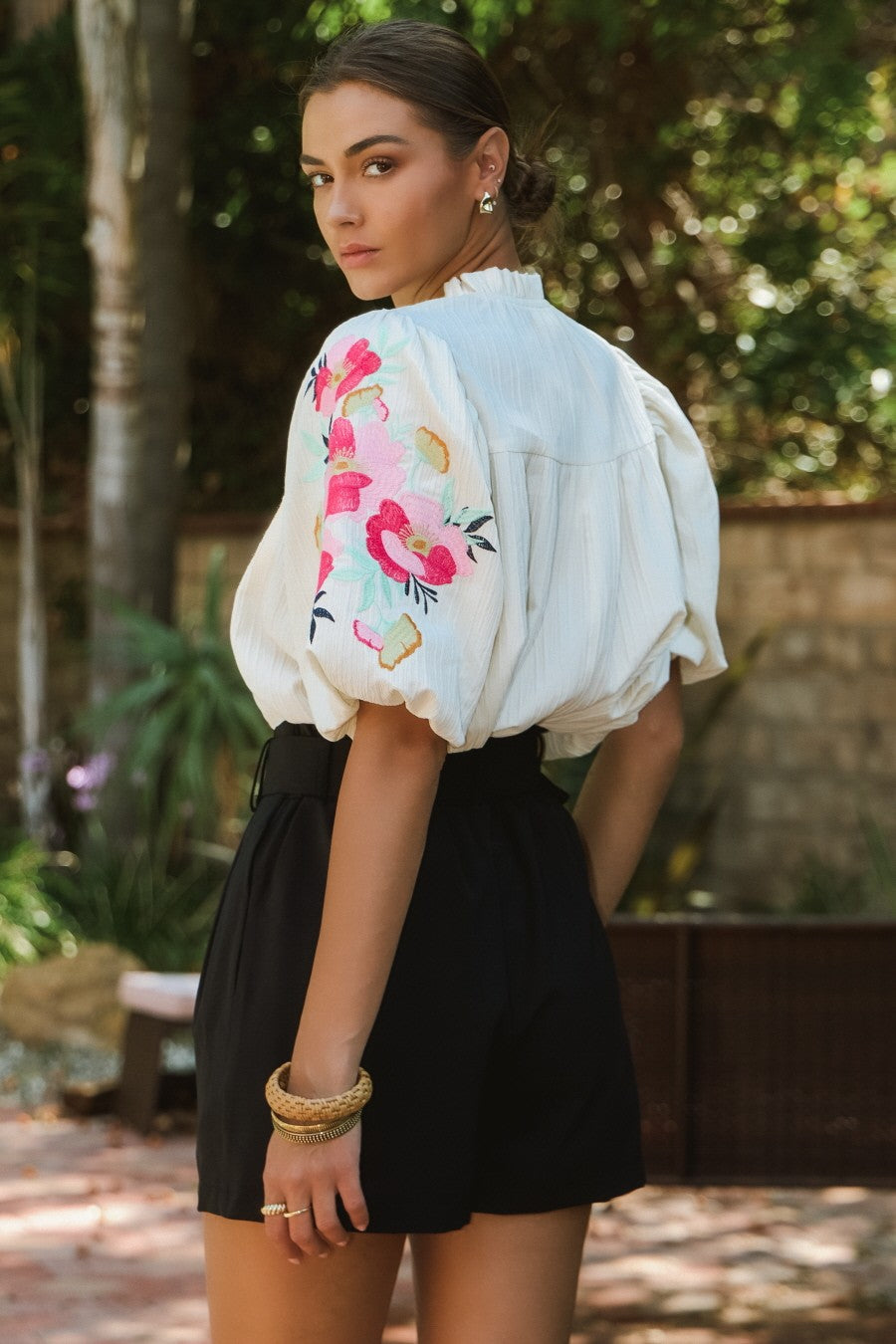 EMBROIDERED PUFF SLEEVE TOP