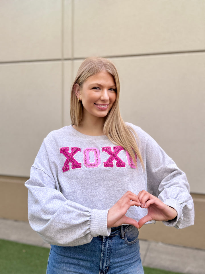 XOXO CROPPED SWEATSHIRT