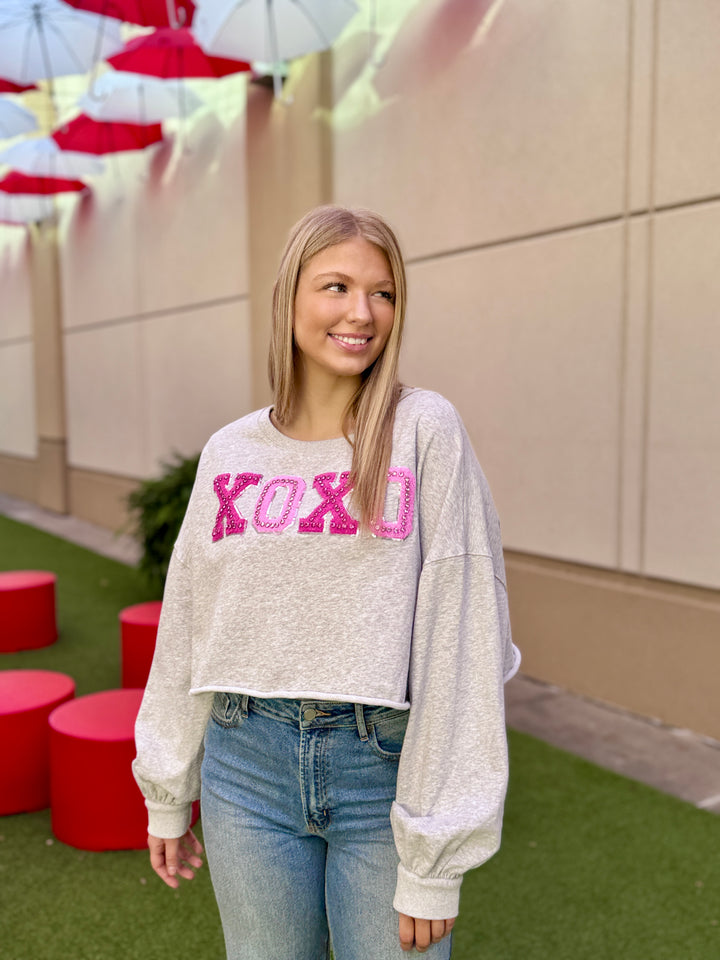 XOXO CROPPED SWEATSHIRT