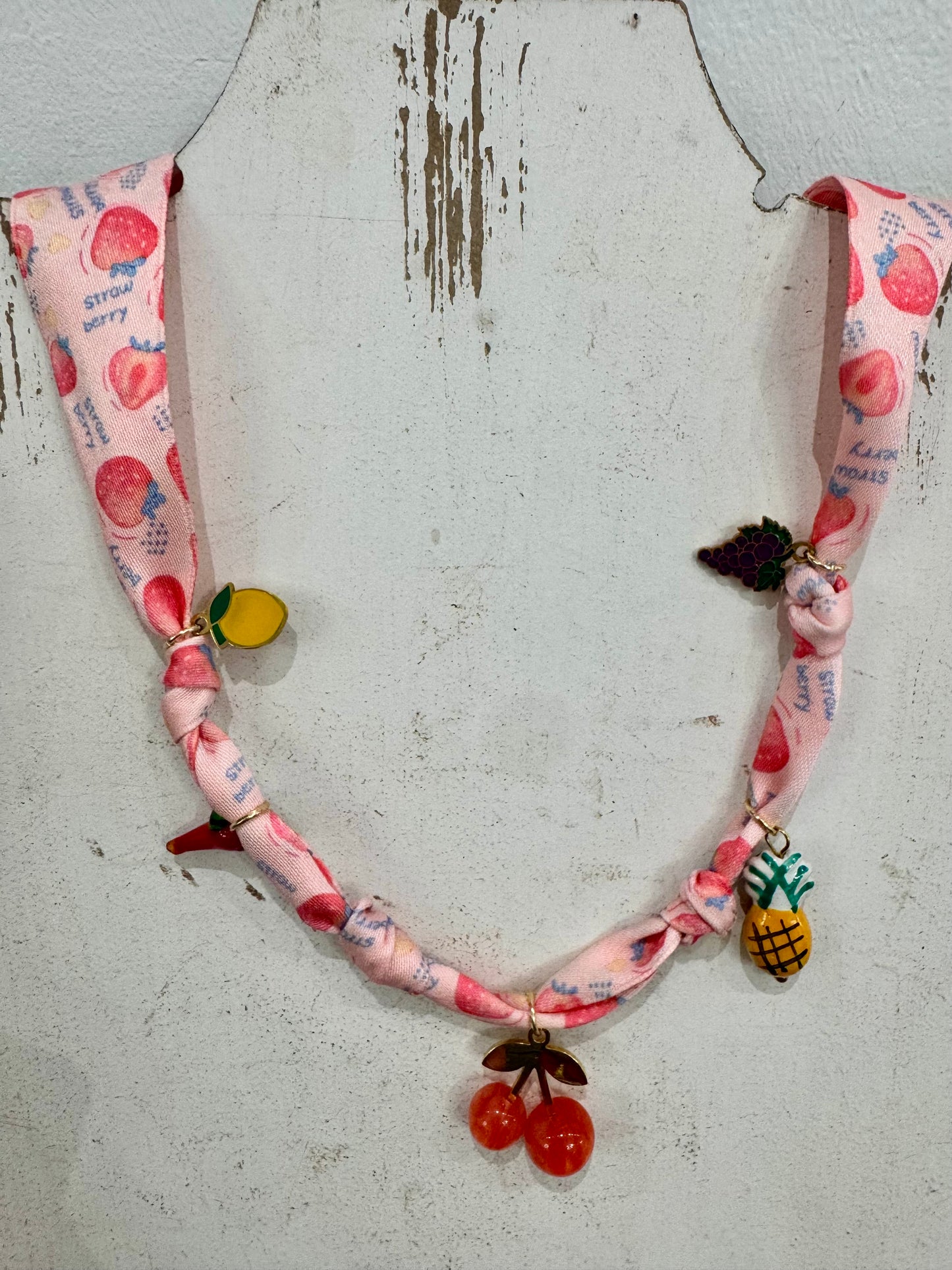 RIBBON CHARM NECKLACE
