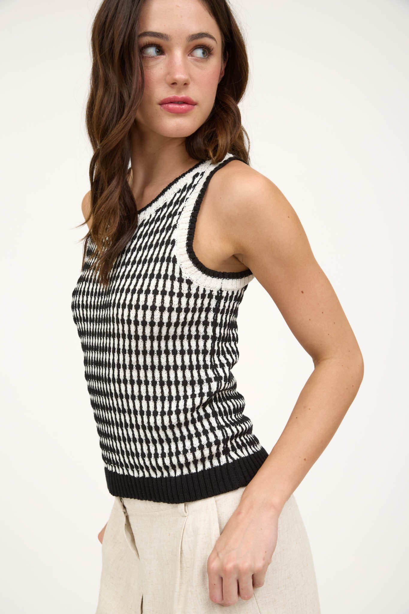 SLEEVELESS PULLOVER VEST TOP