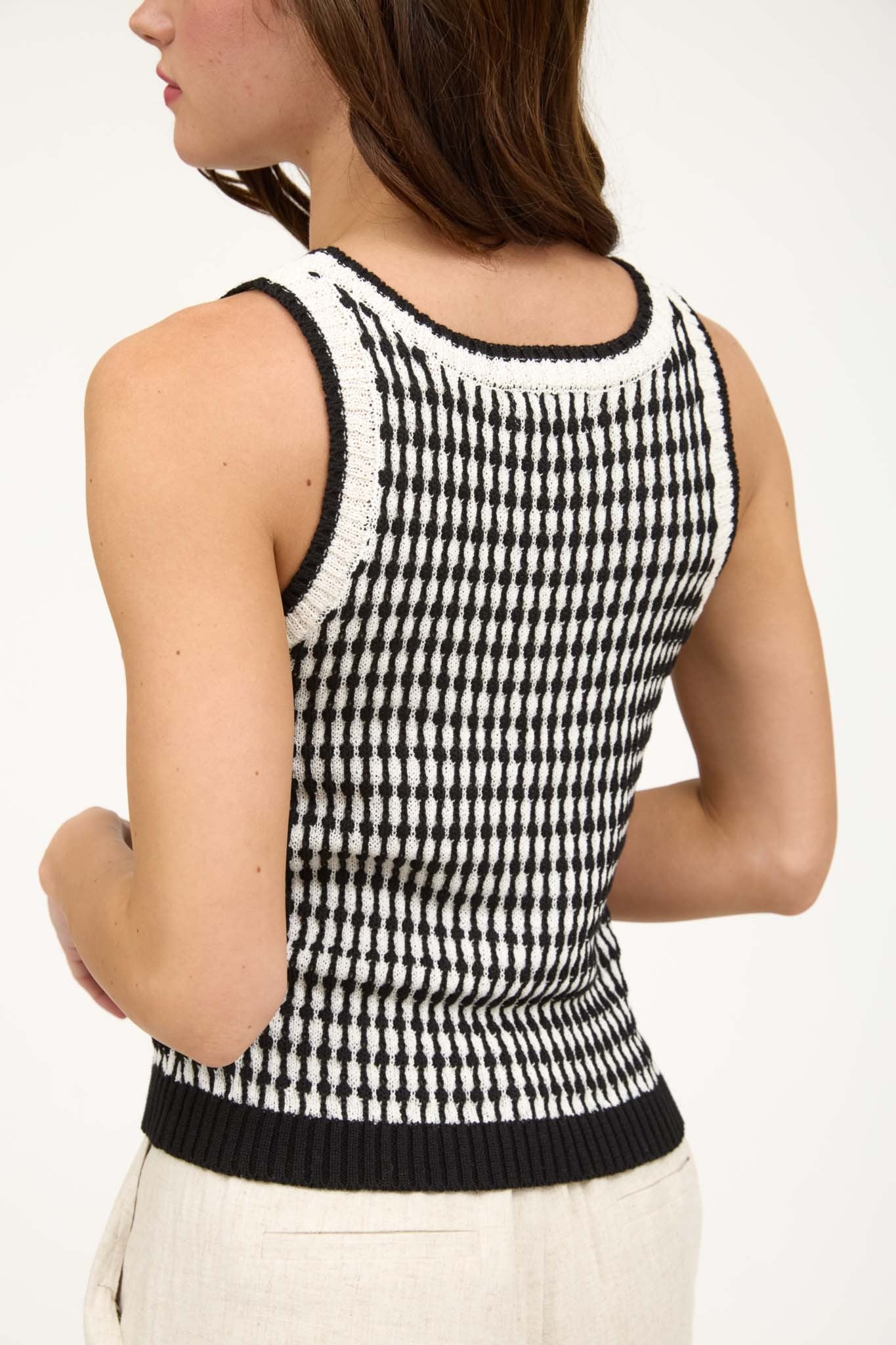 SLEEVELESS PULLOVER VEST TOP