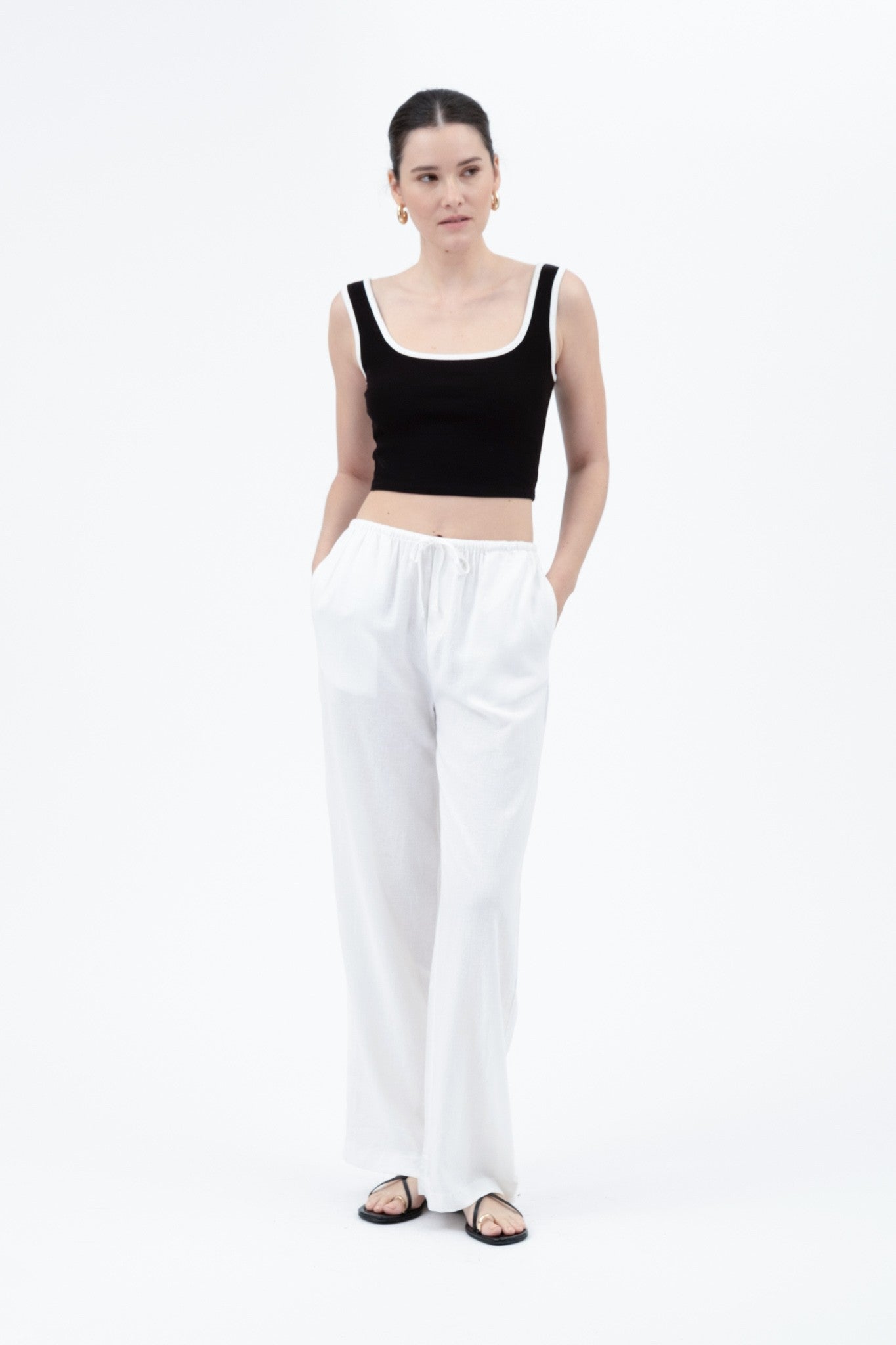 CONTRAST TRIM SLEEVELESS KNIT CROP TOP