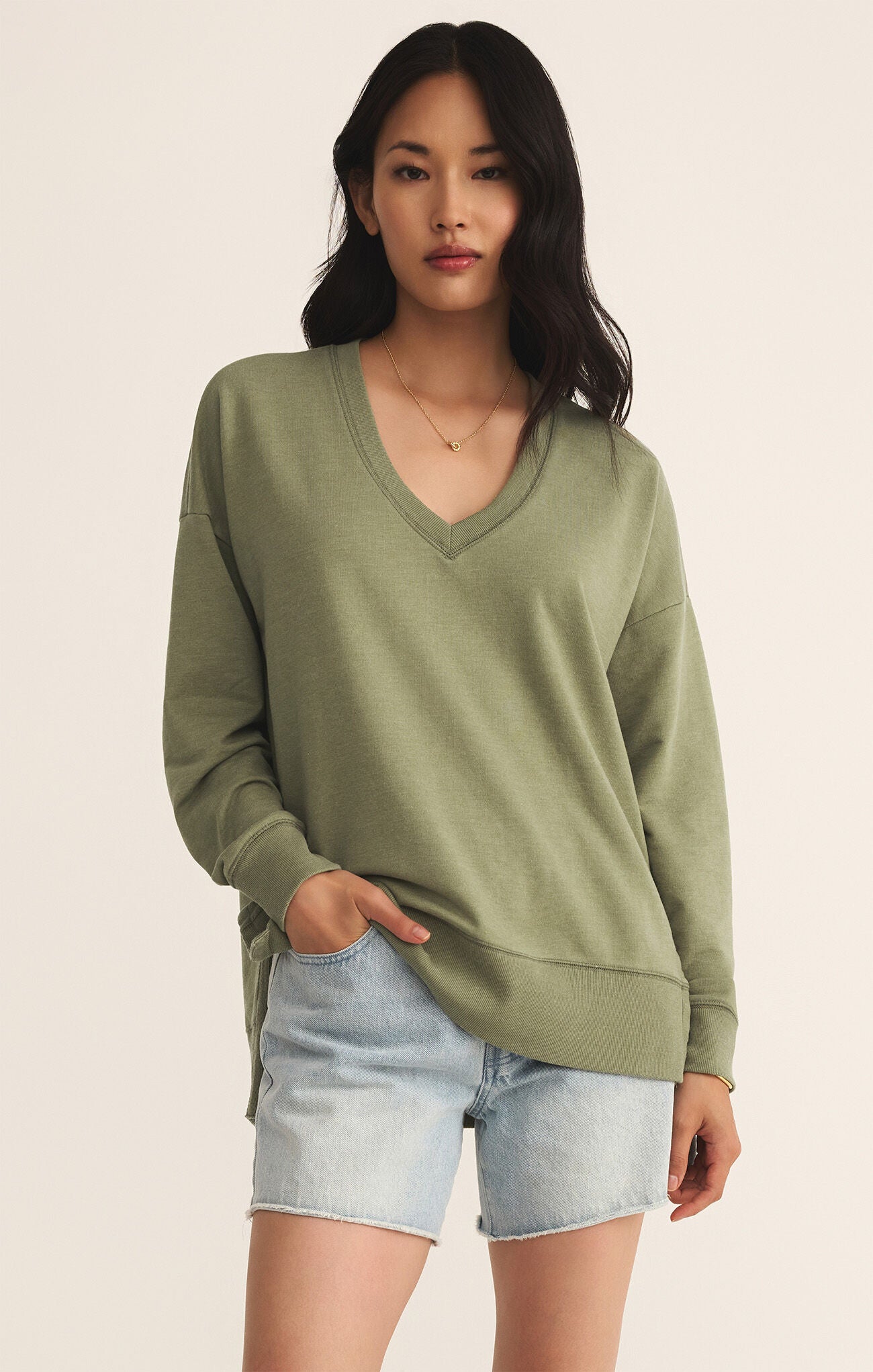 MODERN V-NECK WEEKENDER