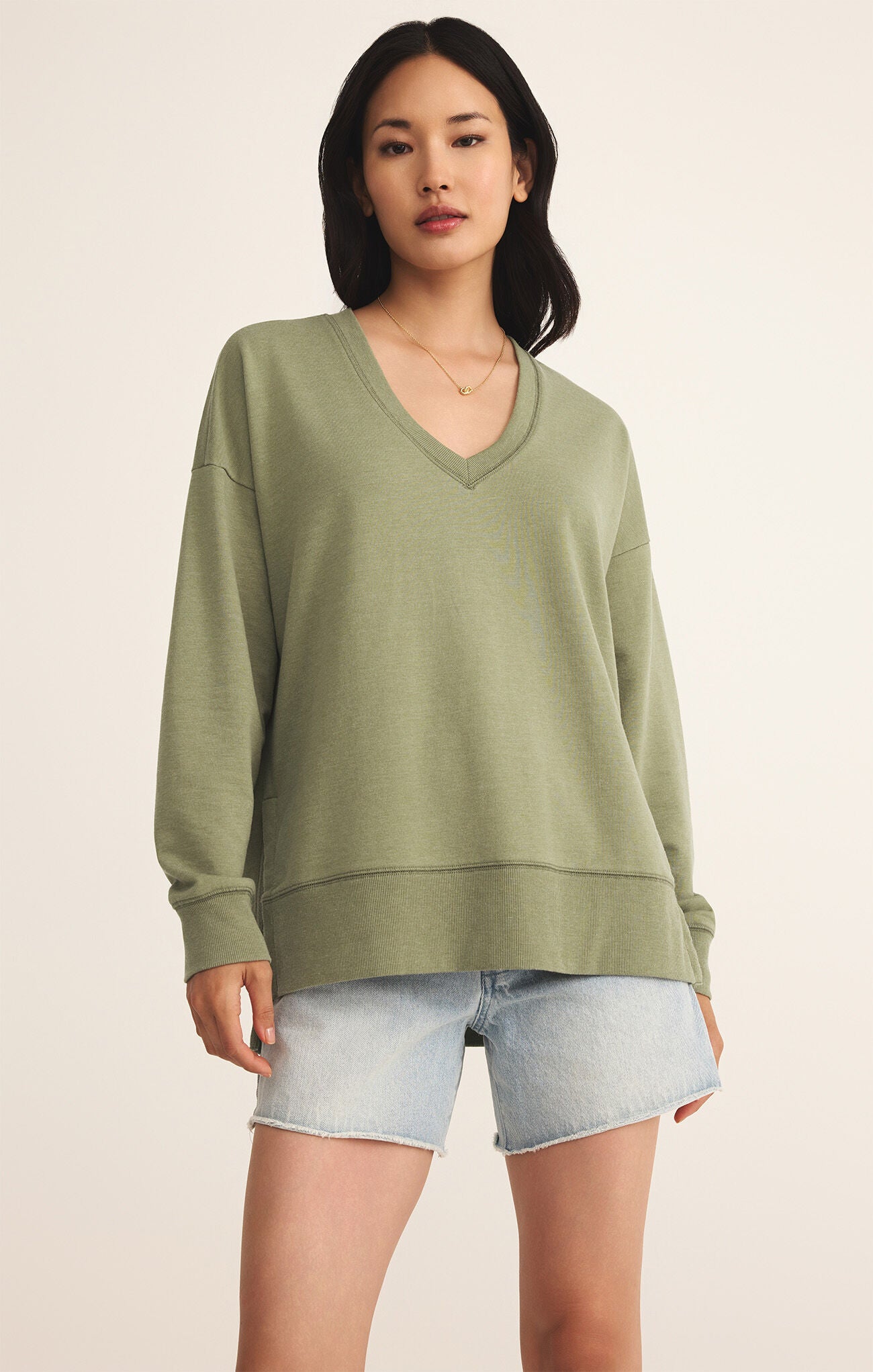MODERN V-NECK WEEKENDER