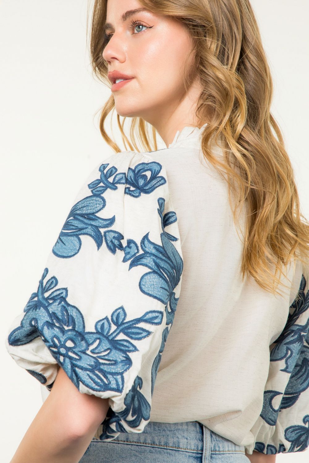 EMBROIDERED PUFF SLEEVE TOP