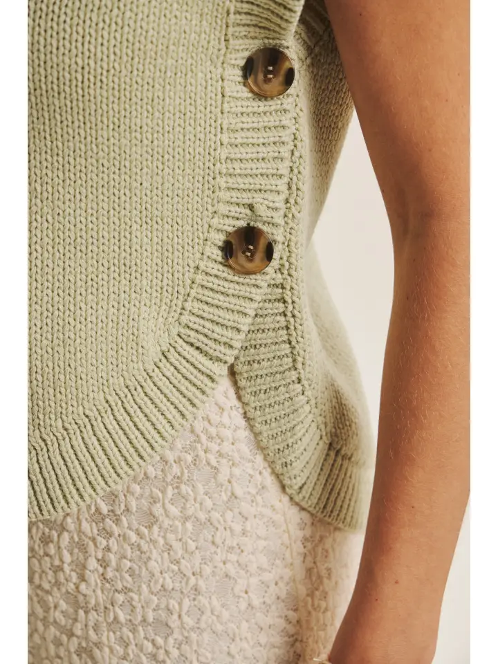SIDE BUTTON VEST TOP